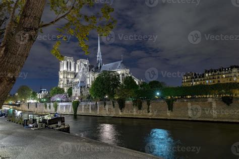 notre dame paris night view 17238928 Stock Photo at Vecteezy