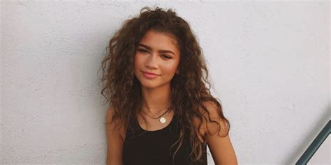 WATCH: Zendaya Shows You Her Step-By-Step Routine For The Best Curly ...