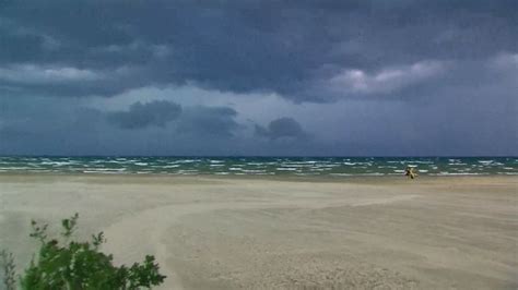 Man dies after being pulled from water at Wasaga Beach | CTV News