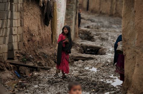 Poverty rate in Pakistan declines to 39% from 55% in 11 years - IBTimes India