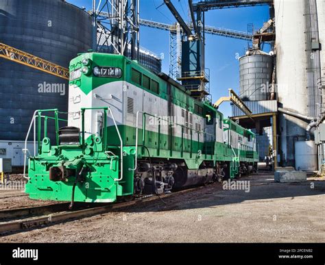 locomotive 1714 EMD GP40-2 at a grain mill Stock Photo - Alamy