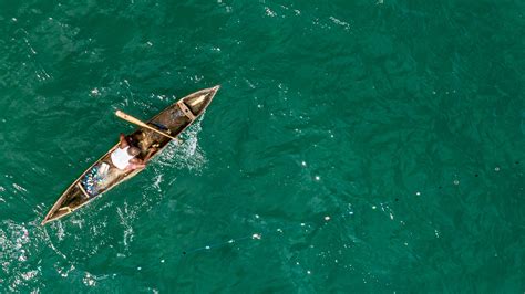 Nelayan Tradisional ; Memanen Ikan di Laut Pulau Buru - Hikayat Foto