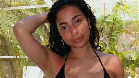 Heisman Trophy winner's girlfriend sizzles in bikinis | The US Sun