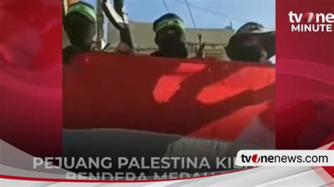 Viral Tiga Pejuang Palestina Bentangkan Bendera Indonesia