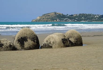 Moeraki Boulders l Startling Reserve - Our Breathing Planet