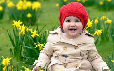 Joyful Child in Daffodil Field - HD Wallpaper