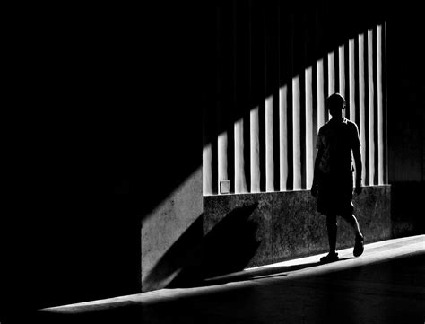 Lights and shadows in street photography - Santini Photography