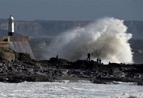 Storm Ophelia 2017 path: Storm sweeps through UK after killing three in ...