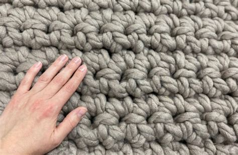 DIY Crochet Rug with Bulky Yarn (super easy free pattern!)