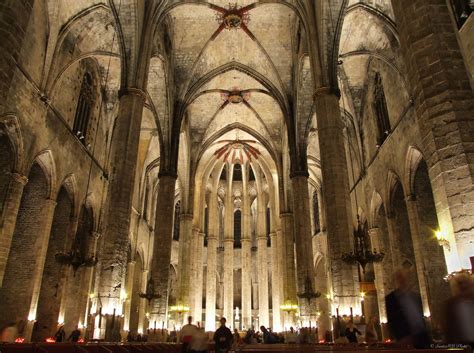 Santa Maria del Mar es una iglesia en Barcelona. Es una iglesia larga y ...