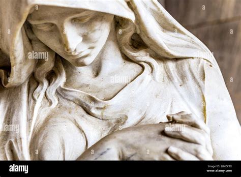 Statue of praying woman Stock Photo - Alamy