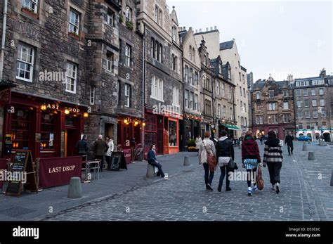 Edinburgh street view Stock Photo - Alamy