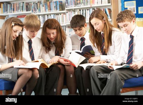 Students reading books hi-res stock photography and images - Alamy