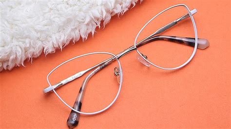 All about eyeglasses for females with oval face shapes! | Specscart