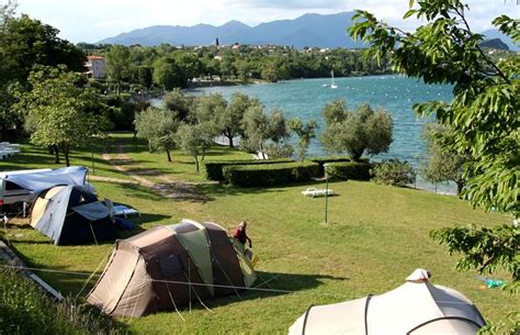 Camping with a beach on Lago di Garda: the campsite with pitches for ...