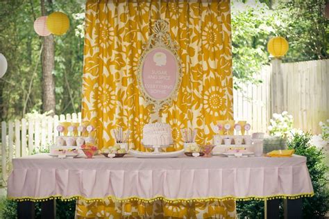 love the tablecloth! | Birthday balloons, Party, Balloons