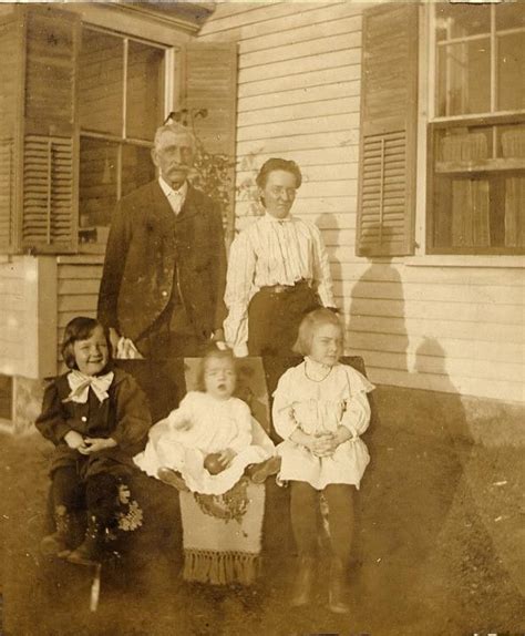 Family portrait of John L. Reed, Hannah Reed, Stanley Reed, Leslie Reed ...