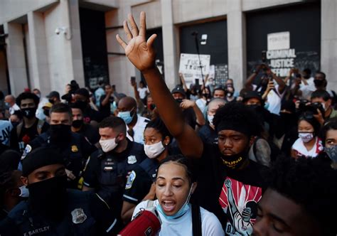 Demonstrators rally near the White House to protest Trump - Los Angeles ...