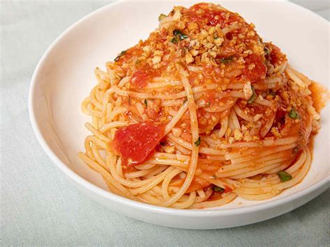 Sicilian-Style Spaghetti Alla Carrettiera (Fresh Tomato and Garlic Sauce) Recipe