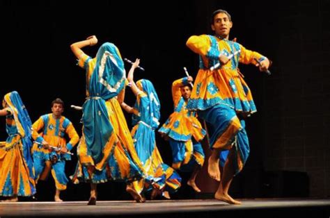 dance steps: DANDIYA RAAS IN NAVRATRI FOLK DANCE OF GUJARAT (UPDATE 2023)