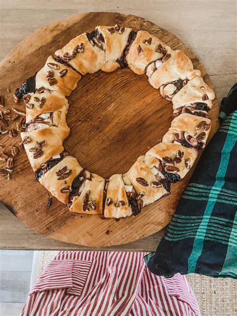 Easy Baked Brie Crescent Wreath Appetizer