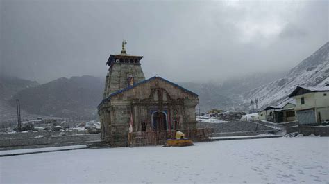 These pictures of fresh snowfall at Kedarnath temple are simply breathtaking