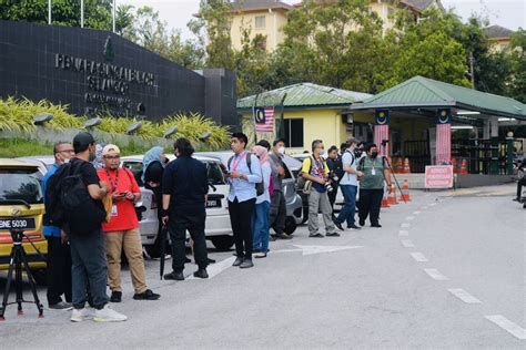 Scramble ensues at Sungai Buloh as Najib being sent to Kajang Prison ...