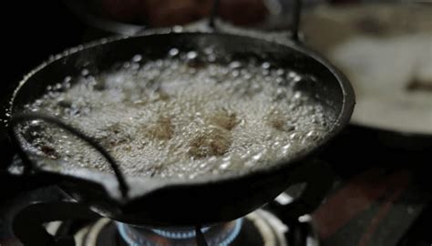 Why Does Frying Oil Burn Your Eyes? - Cookery Space