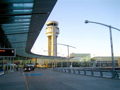 Aéroport international Pierre-Elliott-Trudeau de Montréal — Wikipédia