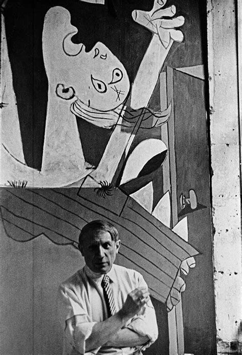 Pablo Picasso in front of his painting, Guernica. 1937. in 2021 ...