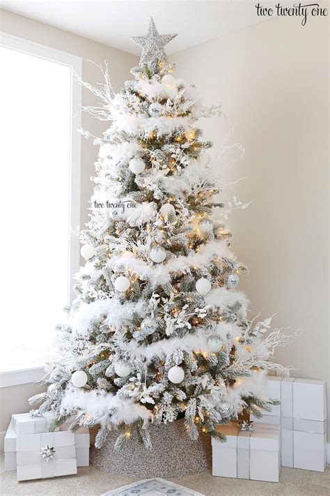 20+ Best Snowy Christmas Trees