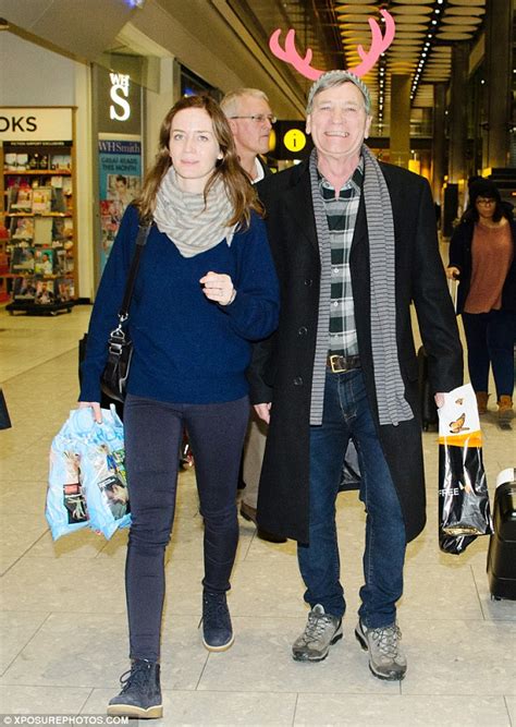 Emily Blunt flies home to England for Christmas with husband John Krasinski and daughter | Daily ...