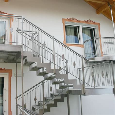 Straight staircase - INOX DESIGN - half-turn / metal step / stainless steel frame