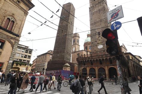 Area around leaning tower in Bologna, Italy, is secured - Los Angeles Times