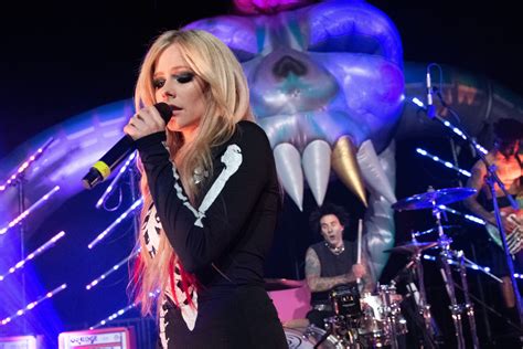 Avril Lavigne Announces New Album, Shares New Single