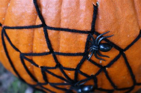 Halloween Decoration: Spider Web Pumpkin | how-tos | DIY