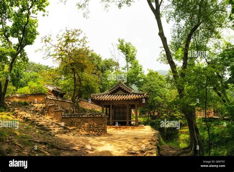 traditional Korean garden Stock Photo - Alamy