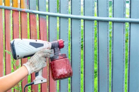 Fence-sprayer-being-used-to-paint-fence | Pyracantha.co.uk