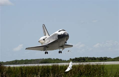Archivo:NASA Space Shuttle Atlantis landing (STS-110) (19 April 2002).jpg - Wikipedia, la ...