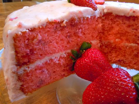 Strawberry Cake | CookiesCakesPiesOhMy