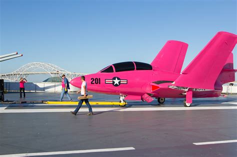 A U.S. fighter jet gets painted hot pink | Mashable