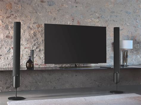 Soundbar vs. Speakers – Which one should you buy? - Descriptive Audio