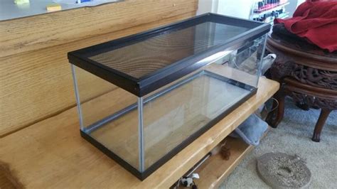 20 Gallon reptile tank or Aquarium with Lid for Sale in Woodinville, WA - OfferUp