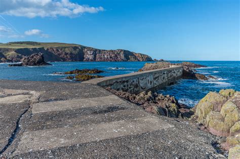 Harbour wall, St Abbs Harbour © Ian Capper cc-by-sa/2.0 :: Geograph Britain and Ireland