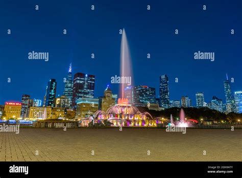 Buckingham Fountain at Night Stock Photo - Alamy