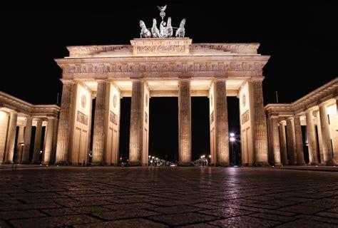 Premium Photo | Brandenburg gate at night in berlin germany