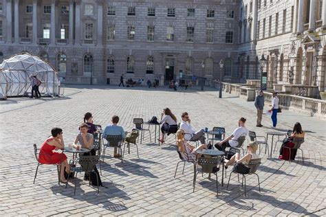 People enjoying a sunny day at Somerset House - Creative Commons Bilder