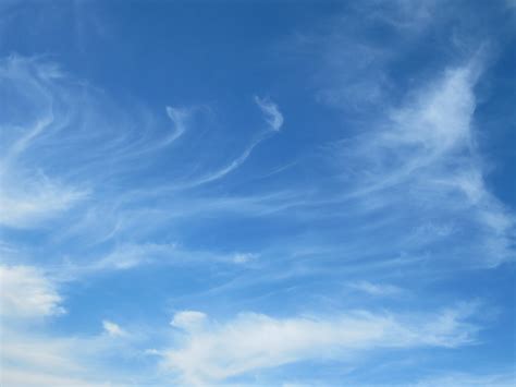 LE MAXIMUM: Ciel bleu avec résidus de nuages - photo et fond d'écran