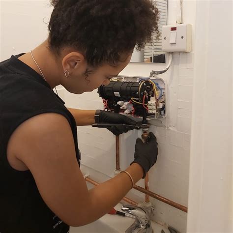 How Many Female Plumbers Are There In The UK? - Plumbingger