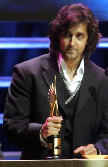 Hrithik Roshan With Award – JattDiSite.com